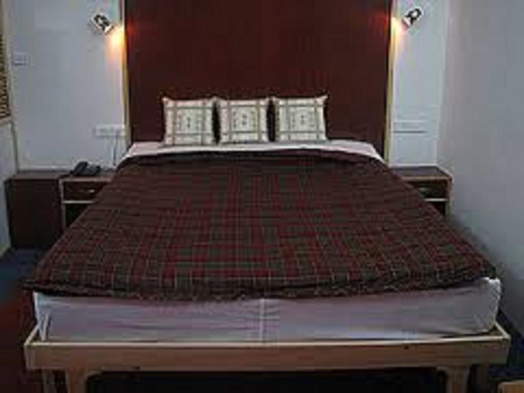 Holiday Plaza Hotell Srīnagar Eksteriør bilde