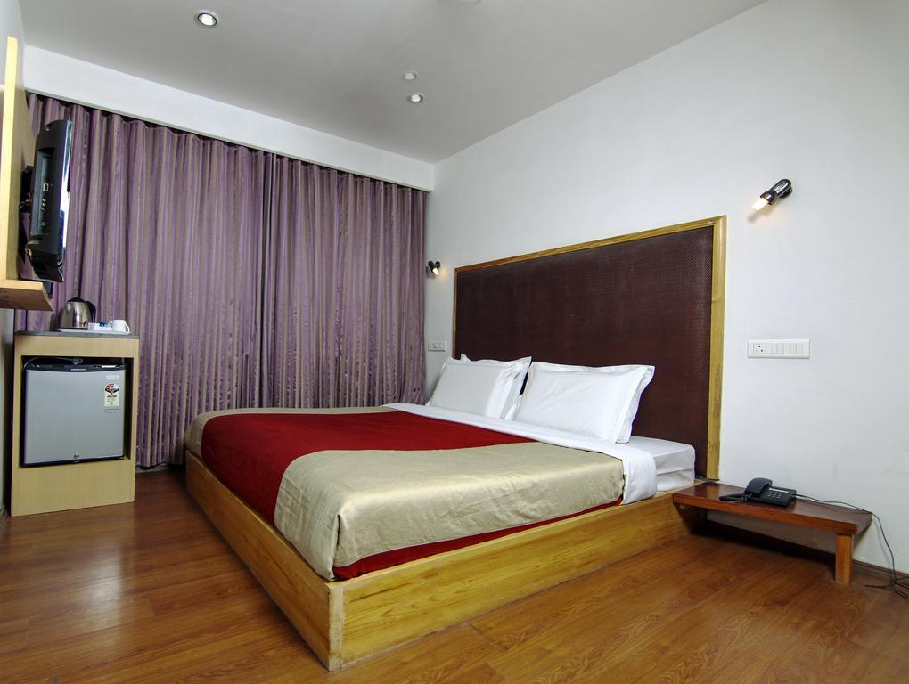 Holiday Plaza Hotell Srīnagar Eksteriør bilde