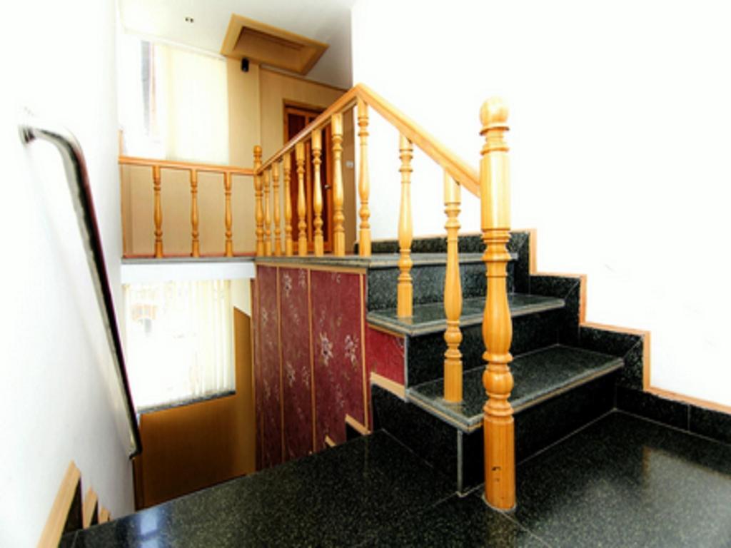 Holiday Plaza Hotell Srīnagar Eksteriør bilde