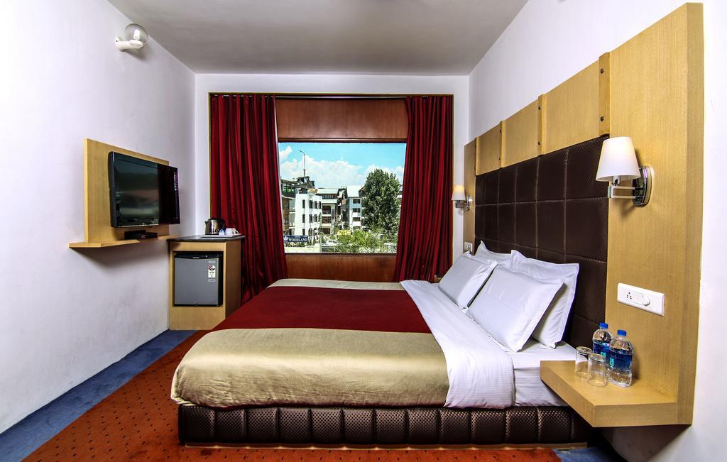 Holiday Plaza Hotell Srīnagar Eksteriør bilde