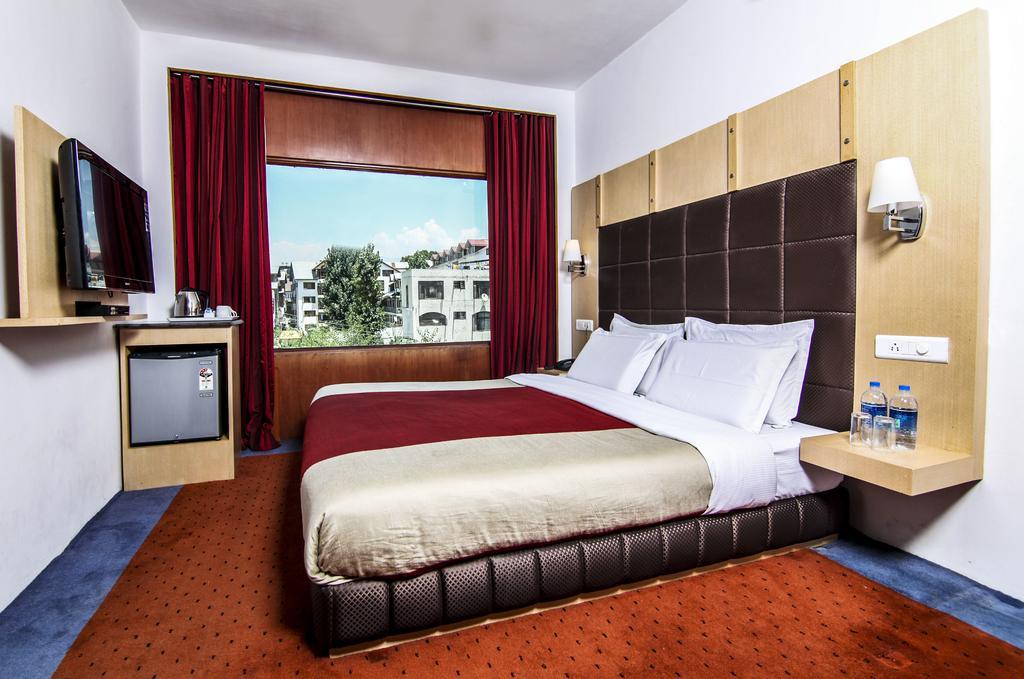 Holiday Plaza Hotell Srīnagar Eksteriør bilde