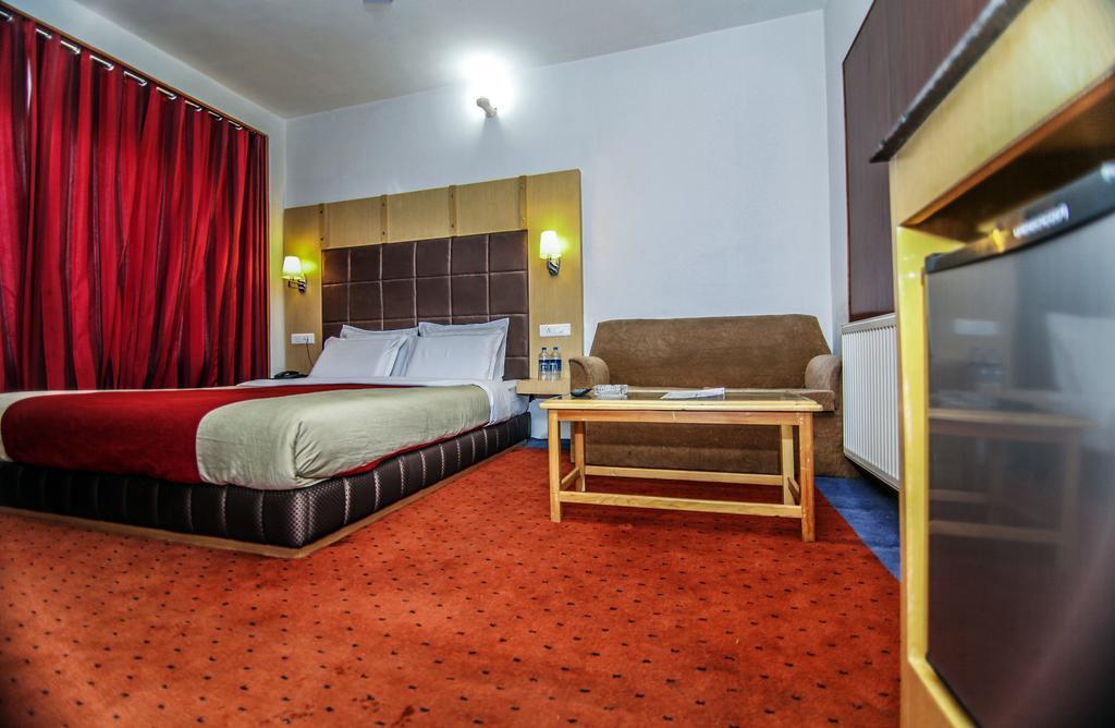 Holiday Plaza Hotell Srīnagar Eksteriør bilde